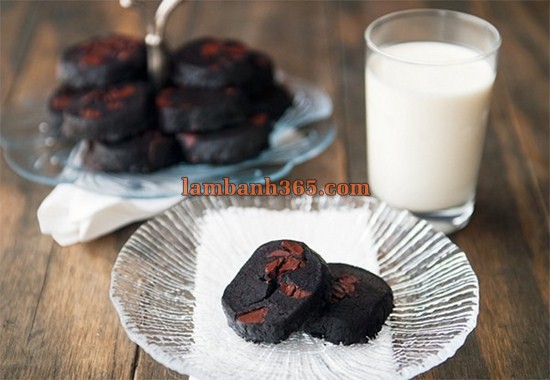 Học làm chocolate cookies “đen như than” nhưng hương vị ngọt ngào