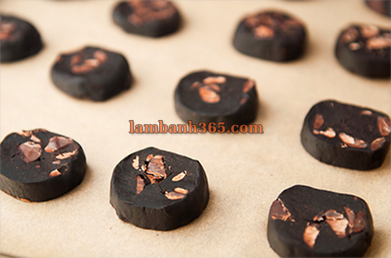 Học làm chocolate cookies “đen như than” nhưng hương vị ngọt ngào