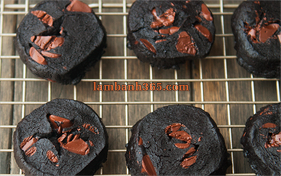 Học làm chocolate cookies “đen như than” nhưng hương vị ngọt ngào