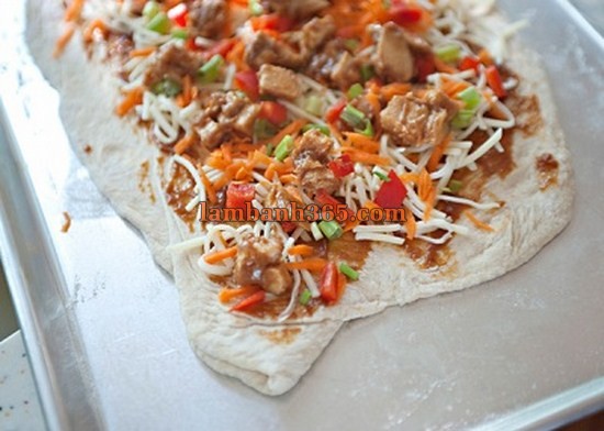 Học làm pizza gà với nước sốt đậm vị châu Á