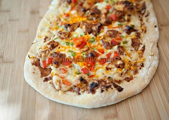 Học làm pizza gà với nước sốt đậm vị châu Á