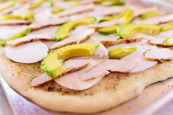 Lạ miệng với pizza gà và bơ