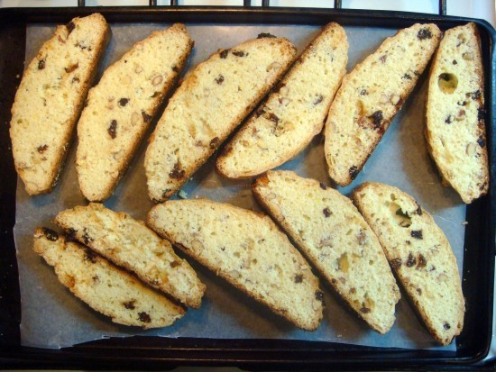 Làm bánh biscotti hạnh nhân nho khô giòn thơm, hấp dẫn