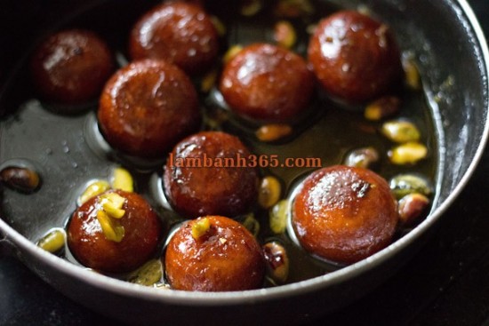 Làm bánh Gulab Jamun Ấn Độ ngon tuyệt cú mèo