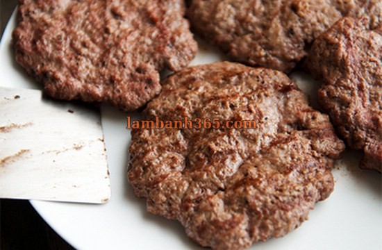 Làm bánh hamburger lươn nướng đậm chất Nhật Bản