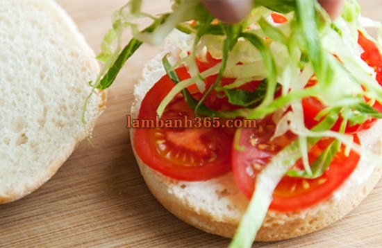 Làm bánh hamburger lươn nướng đậm chất Nhật Bản