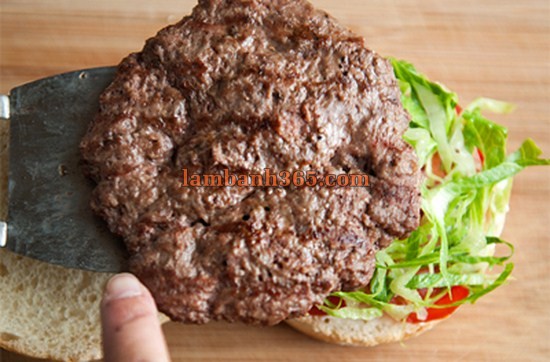 Làm bánh hamburger lươn nướng đậm chất Nhật Bản