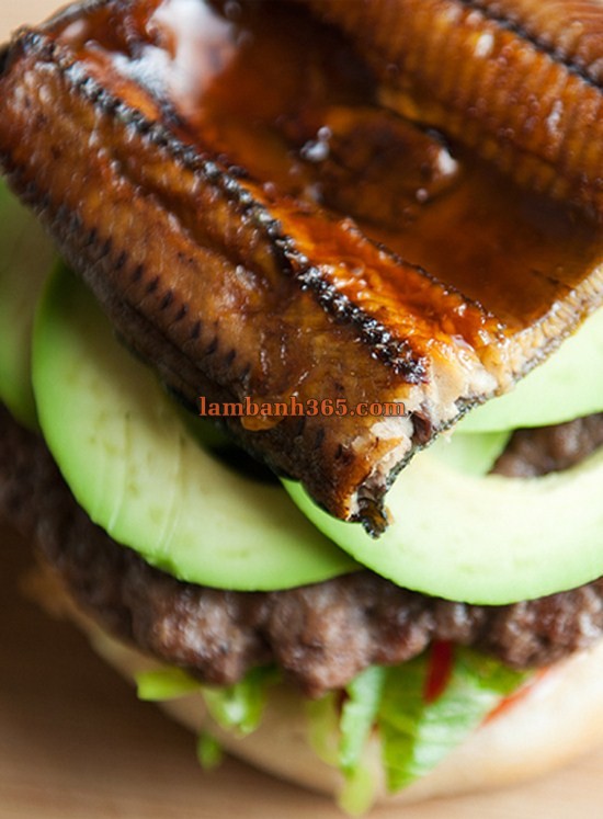 Làm bánh hamburger lươn nướng đậm chất Nhật Bản