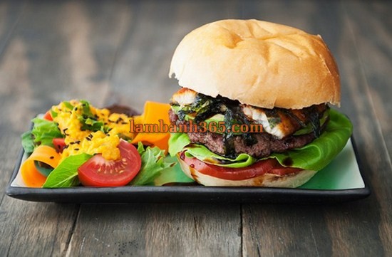 Làm bánh hamburger lươn nướng đậm chất Nhật Bản