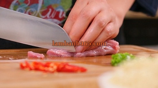 Cách làm bánh mì kẹp mì độc đáo