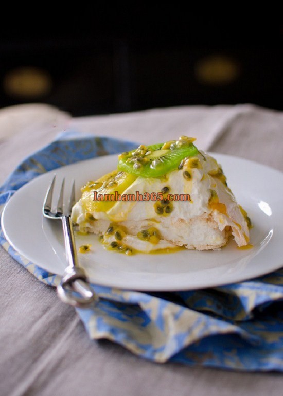 Làm bánh Pavlova phủ kiwi chanh dây chua ngọt hấp dẫn