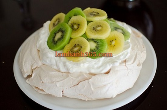 Làm bánh Pavlova phủ kiwi chanh dây chua ngọt hấp dẫn