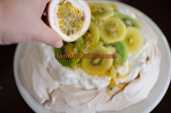 Làm bánh Pavlova phủ kiwi chanh dây chua ngọt hấp dẫn