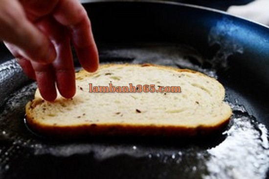 Cách làm bánh sandwich kẹp thịt bò phô mai béo ngậy