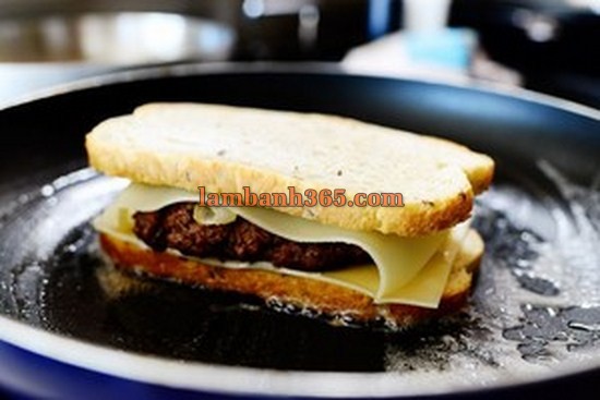 Cách làm bánh sandwich kẹp thịt bò phô mai béo ngậy