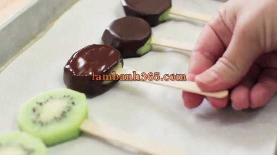 Làm kem que kiwi bọc chocolate đơn giản mà cực ngon