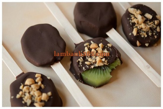 Làm kem que kiwi bọc chocolate đơn giản mà cực ngon