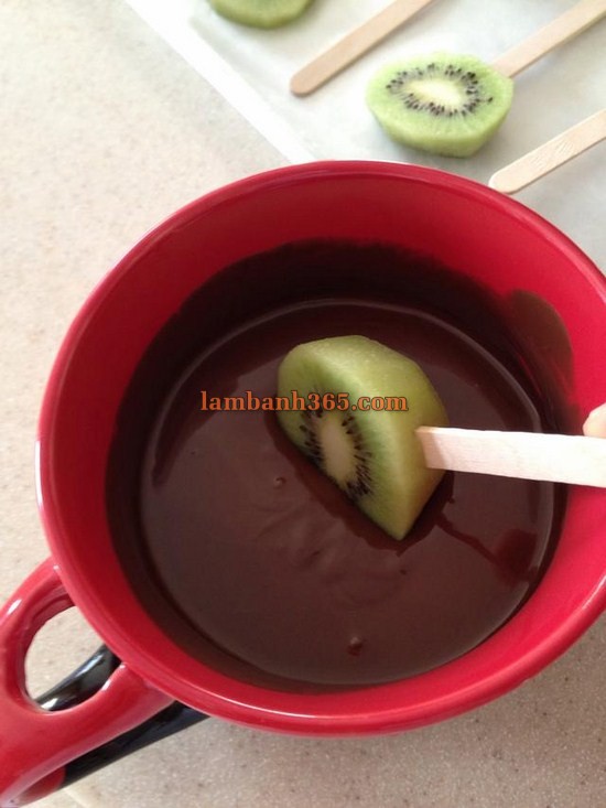 Làm kem que kiwi bọc chocolate đơn giản mà cực ngon