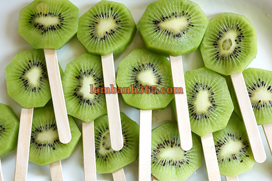 Làm kem que kiwi bọc chocolate đơn giản mà cực ngon