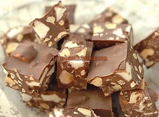 Làm kẹo chocolate hạnh nhân homemade ngọt lịm