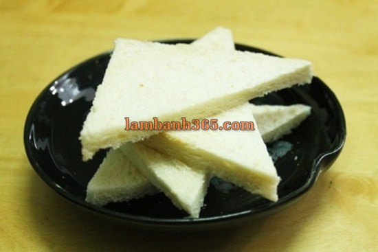 Làm sandwich chiên ăn kèm sốt trứng gà cho bữa sáng tuyệt ngon