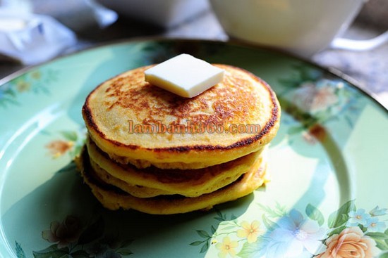 Pancake bột ngô phủ siro mâm xôi đen