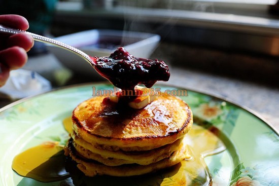 Pancake bột ngô phủ siro mâm xôi đen