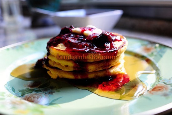 Pancake bột ngô phủ siro mâm xôi đen