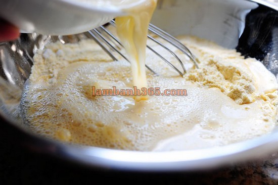 Pancake bột ngô phủ siro mâm xôi đen