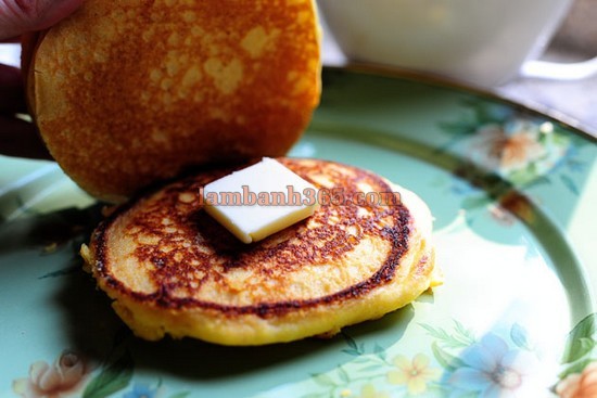 Pancake bột ngô phủ siro mâm xôi đen