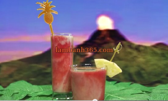 Pha Cocktail chuối dâu tây ngọt mát