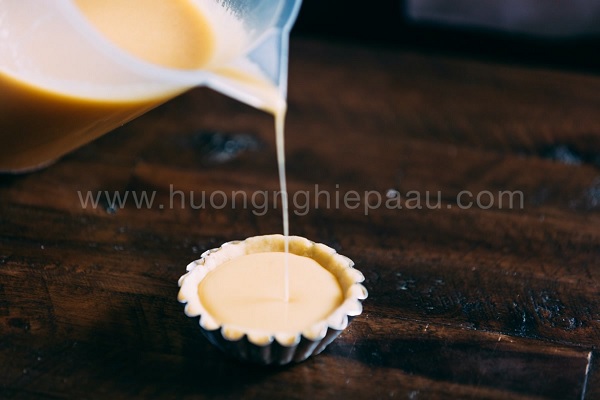 Rót nhân bánh vào vỏ bánh Tart