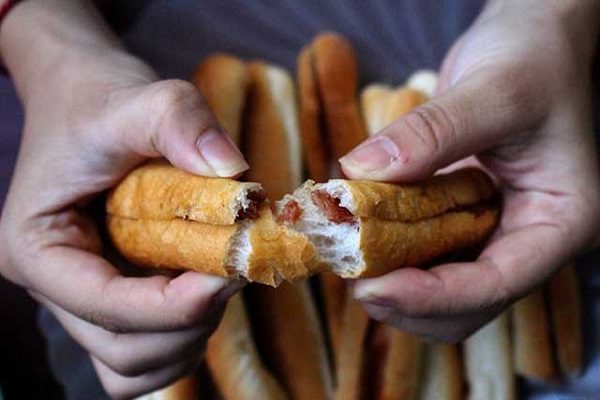 thưởng thức bánh mì siêu ngon