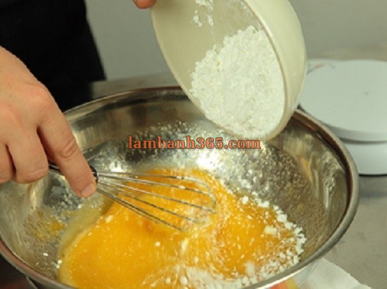 Trổ tài làm bánh Clafoutis lê quyến rũ