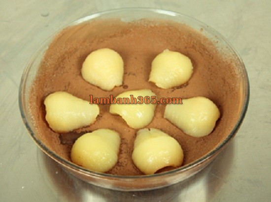 Trổ tài làm bánh Clafoutis lê quyến rũ