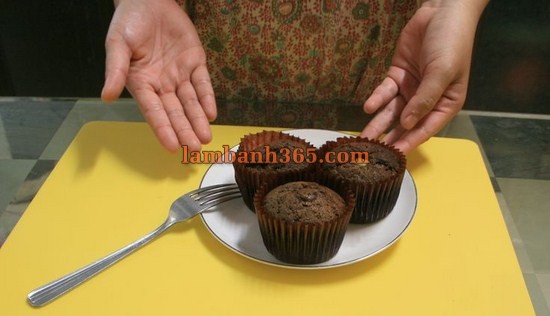 Cách làm bánh cupcake chocolate nhân phô mai thơm mềm