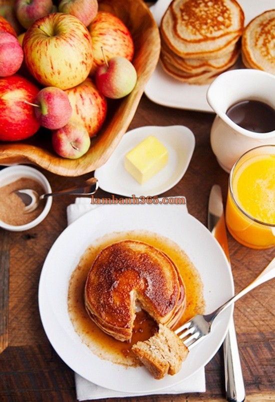 Tự làm pancake táo xốp mềm cho bữa sáng ngon miệng