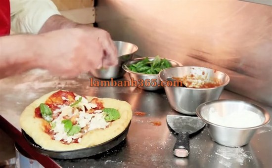 Tự tay làm pizza rán siêu hot